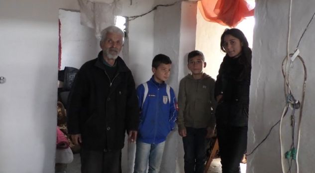 ME BARKUN BOSH NË MJERIM/ Familja 11-anëtarëshe jeton në varfëri ekstreme