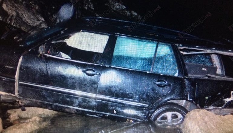 MAKINA DEL NGA RRUGA DHE PËRFUNDON NË HUMNERË/ Dalin pamjet dhe idenfitikohet viktima