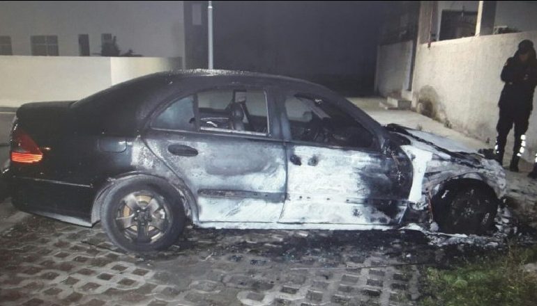 SHKRUMBOHET NJË MAKINË NË GJIROKASTËR/ Dyshohet zjarrvënie e qëllimshme