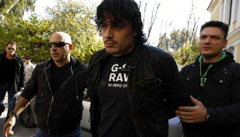 “TËRBOHEN” NGA INATI GREKËT/ Reperi i njohur i kushton këngë Alket Rizait, shqiptari që i bëri “ZBOR” policisë (VIDEO)