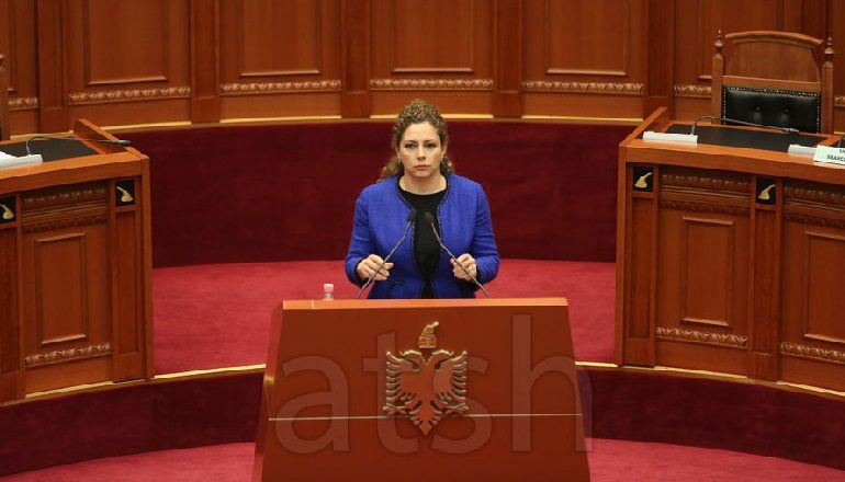 IRONIA NGA KUVENDI/ Xhaçka: “Luanët” e opozitës sulmojnë me sende koteci