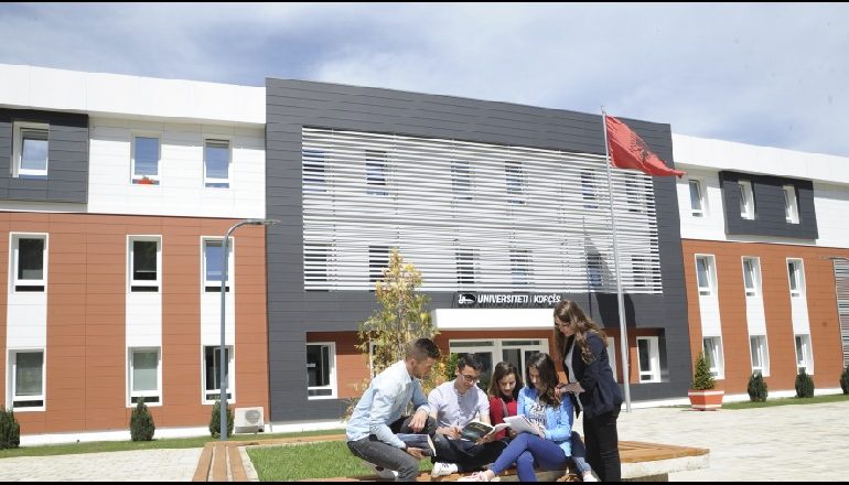 PROTESTA E STUDENTËVE/ Universiteti i Korçës: Administrata vjedh paratë, naftën e librat, abuzim me dietat