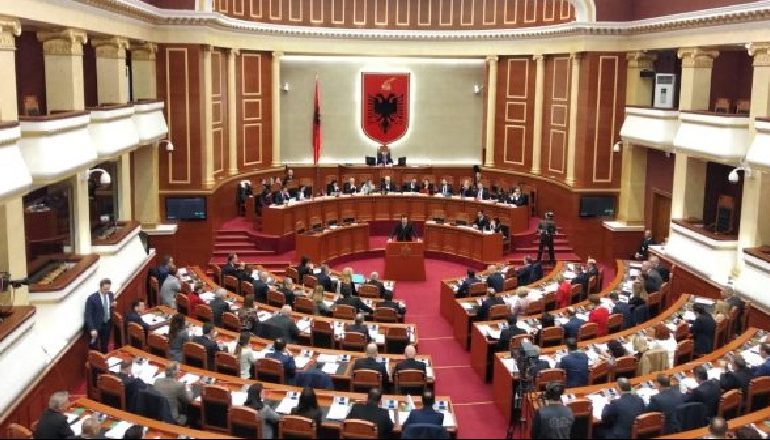 SOT MBLIDHET SËRISH KUVENDI/ Do të diskutohet vettingu për politikanët, shumica pritet që të rrëzojë nismën e PD-së