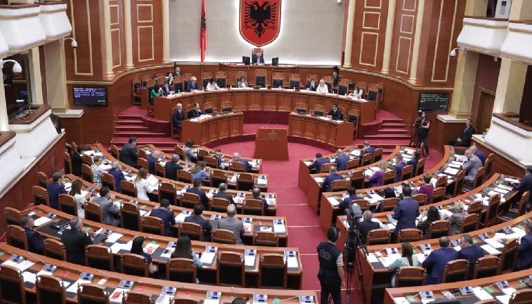 MBLIDHET KUVENDI PËR VETTINGUN NË POLITIKË/ Debate mes shumicës dhe opozitës për anëtarët e BSH