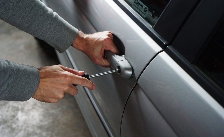TË RINJTË I VJEDHIN “MERCEDESIN”/ Policët habiten kur shohin celularin. Kishin…