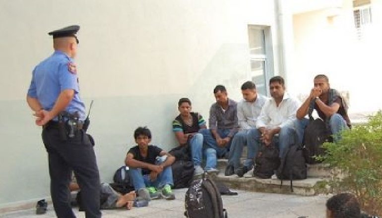 HYNË ILEGALISHT NË KAPSHTICË/ Kapen 9 emigrantë palestinezë e sirianë