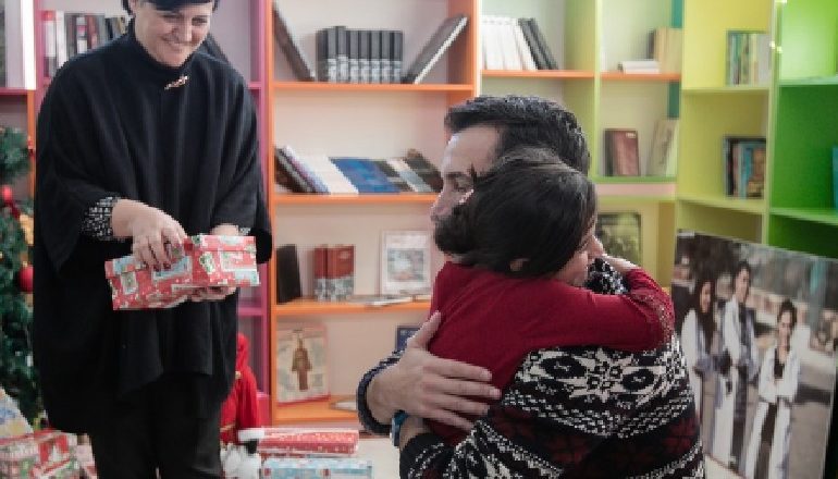 DHURATA PËR FËMIJËT NË SHKOZË/ Veliaj: Do të ndërtojmë të tjera qendra shërbimi në Tiranë