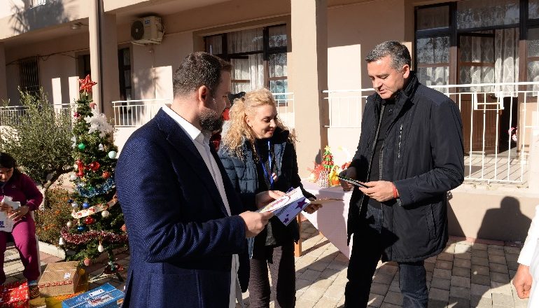 “FESTAT DUAN DASHURI” NË BERAT/ Ministri Klosi u dhuron fëmijëve me nevoja të veçanta dhurata