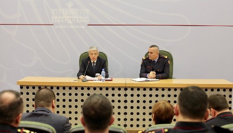 “Nga 00:00 e 1 janarit 2019 bastet do trajtohen si kanabisi”/ Lleshaj porosi të prerë drejtuesve të policisë: Do mbani përgjegjësi