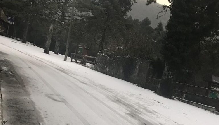 LLOGARAJA ZBARDHET NGA BORA/ Vështirësi në QARKULLIMIN e automjeteve (FOTO)