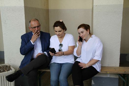 LSI “MERR PENG” PROTESTËN E STUDENTËVE/ Këshilltarja e LSI dhe njeriu më i afërt i Monikës kapet në… (FOTO)