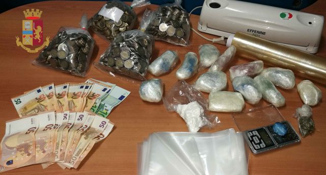 SI NË FILMA/ Kishte futur KOKAINËN në tullumbace, i riu kapet kur policia “spikat”…