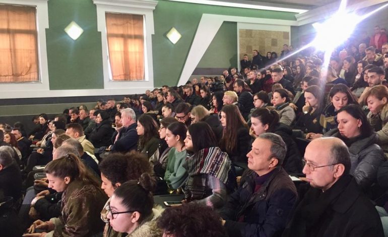 PJESËMARRJA/ Fotot nga takimi i kryeministrit me studentët e pedagogët në UBT