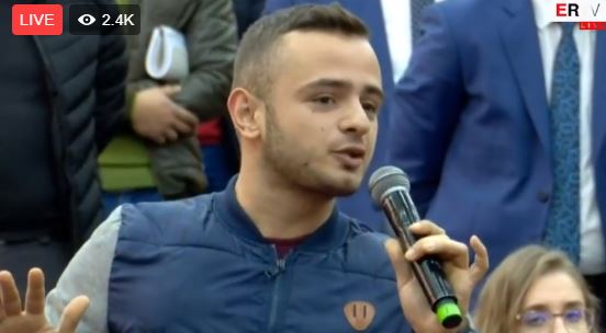 QUAJTI RAMËN MASHTRUES NË TAKIMIN ME STUDENTËT/ I riu nga Vlora është i infiltruari i Koço Kokëdhimës