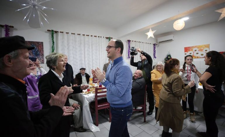 DJE U SHKARKUA/ Ministri Bushati tregon ku po e kalon ditën sot. Publikon këto foto