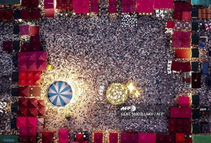 “NDEZUR ME DEKORIME”/ Agjencia franceze e lajmeve AFP publikon pamje nga atmosfera festive në sheshin “Skënderbej”