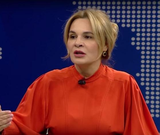 I HABITI TË GJITHË ME LOOK-UN/ Çfarë i ka ndodhur Monika Kryemadhit? (FOTOT)