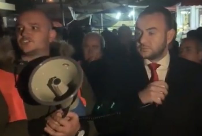 “MOS BËJ POLITIKË ME PRONAT, NA ÇAVE TR*PIN”/ Qytetari ia thotë në sy deputetit të PD-së (VIDEO)
