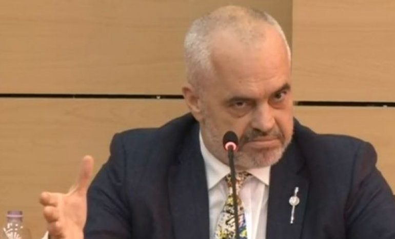 THIRRET NGA STUDENTËT/ Rama TAKIM me të rinjtë tek ARKITEKTURA (LIVE)
