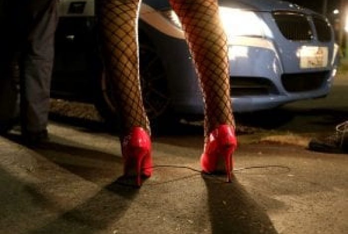 NDODH EDHE KJO/ Prostituta shqiptare gjen PORTOFOLIN dhe ia kthen 32 vjeçares