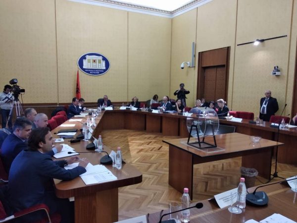 PAS REFUZIMIT TË METËS/ Kuvendi nis hedhjen e shortit për KED