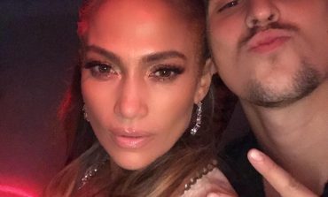 ME RASTIN E KRISHTLINDJEVE/ Këngëtari shqiptar këndoi live para Jennifer Lopez dhe reagimi saj s’duhet humbur (VIDEO)