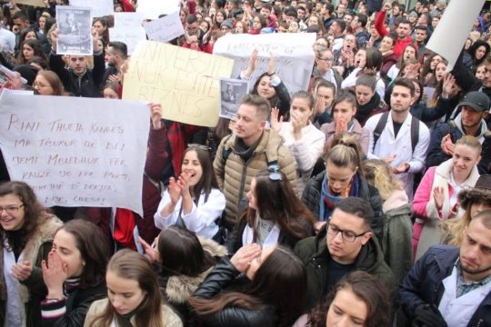 PROTESTA/ Studentët PËRZËNË banorët e Astirit: Kauza juaj është politike, ndërsa ne… (VIDEO)