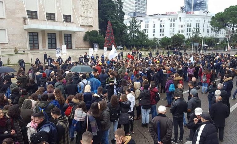 PROTESTA/ Kush janë në të vërtetë studentët që vijojnë të qendrojnë tek Kryeministria (FOTO)