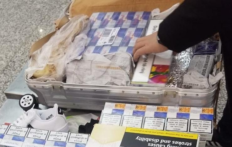 I KISHTE FSHEHUR PARATË NË TRUP/ Arrestohet në flagrancë kinezi me 80 mijë euro, 76.000 lekë si dhe cigare kontrabandë (FOTO)