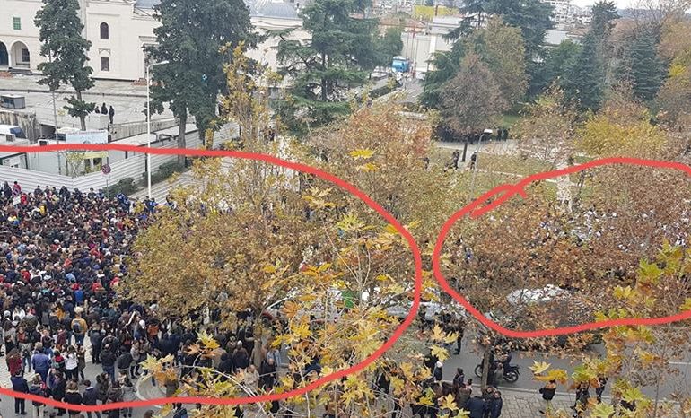 DY PROTESTA NË TË NJËJTIN VEND/ Studentët spontan me megafon e vuvuzela dhe djathtas grupi “i organizuar” me foni e regji”
