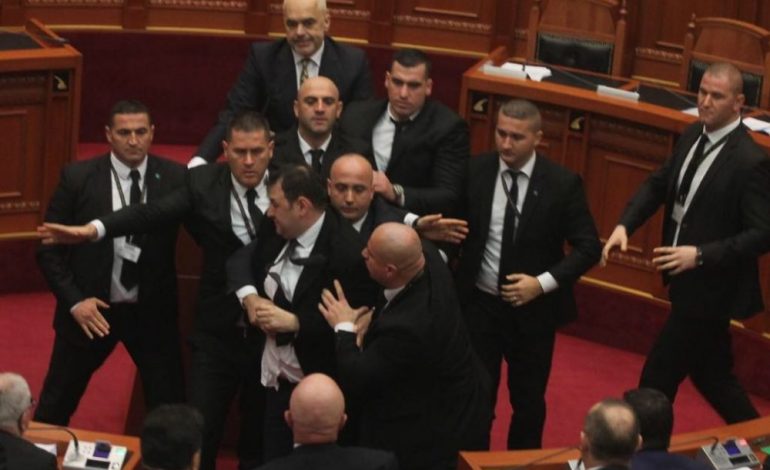 U PËRJASHTUA PËR 10 DITË/ Deputeti i vezëve nuk del nga salla. Shtyhet seanca Parlamentare