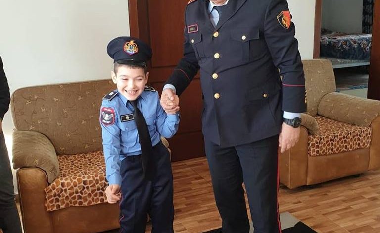 “EFEKTIVI MË I RI”/ Policia e Shtetit surprizon vogëlushin në Bathore (FOTO)
