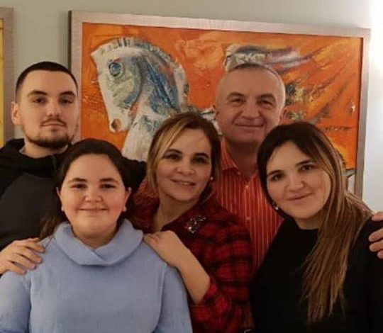 Kryemadhi poston FOTON me familjen dhe uron për Vitin e Ri: Qoftë i bukur e me ngjyra