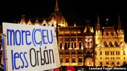 PUSHTETI I ORBANIT/Dy deputetët nxirren nga televizioni pas kërkesave që… (VIDEO)