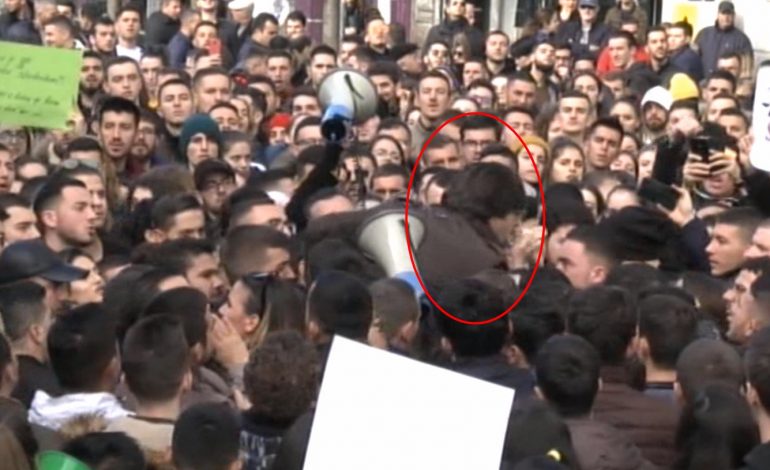 PROTESTA/ Studentët “DAJAK” profesorit që PËRFAQËSON Lëvizjen për Universitetin: I shërben politikës (FOTO)