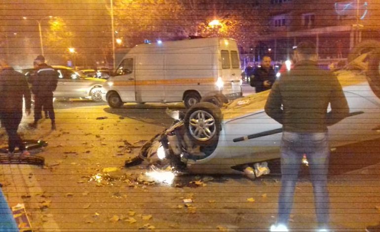 AKSIDENT I RËNDË NË TIRANË/ Makina përmbyset në rrugë, ka të plagosur… (FOTO)