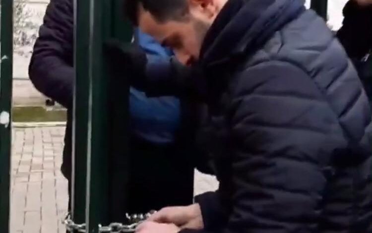 MILITANTËT E PD DHE LSI LIDHIN ME ZINXHIRË DYERT E FAKULTETEVE/ Zbulohet AUDIO dhe plani i tyre për…