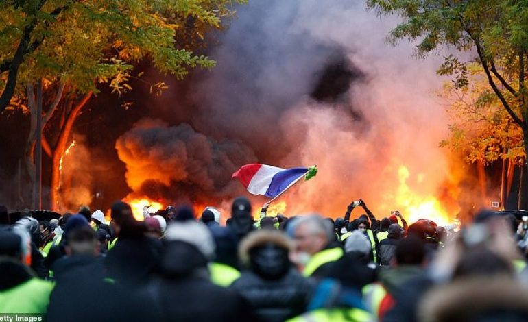 PARISI NË FLAKË/ Protestuesit DJEGIN pemën e Krishtlindjeve dhe makinat e policisë