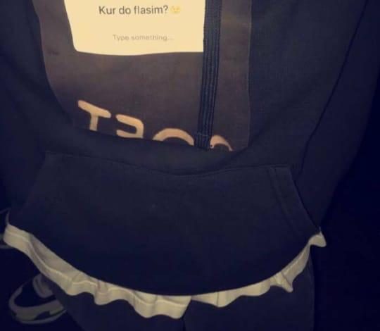 “INSTA OF THE DAY”/ Rama publikon FOTON. Në bluzën e studentit është stampuar: Kur do flasim?!