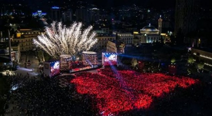 TIRANA MERR “FLAKË” NATËN E NDËRRIMIT TË VITEVE/ Ja çfarë do ndodhë në “Sheshin Skënderbej” (VIDEO)