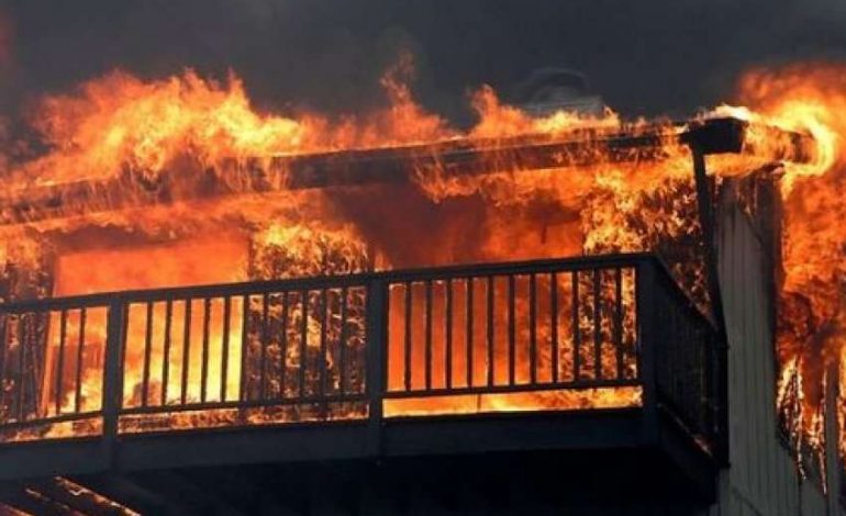 BANESA PËRFSHIHET NGA FLAKËT/ Shkak dyshohet shpërthimi i një bombole gazi (FOTO)