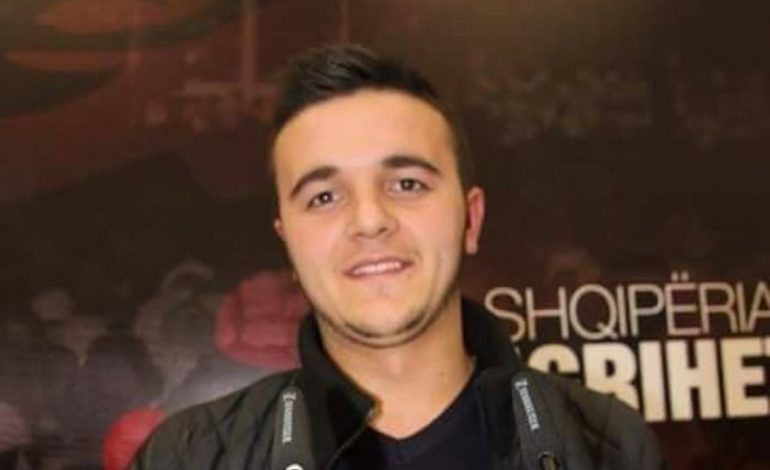 “KAMUFLOHET” SI STUDENT I PAVARUR TEK FEVZIU/ Rezulton militant i PD-së. Babain ish-kryetar komune të PD-së (FOTOT)