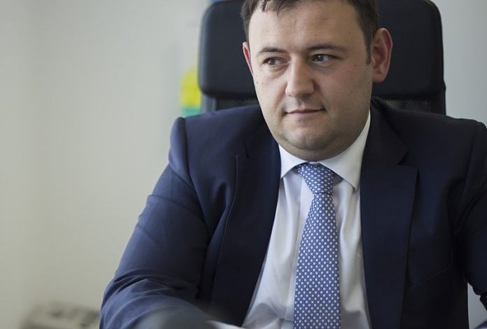 “QËLLOI RAMËN ME VEZË”/ Deputeti “gjysmagjeli” i trimëruar Endri Hasa, apo mbiemri më i urryer i Elbasanit!