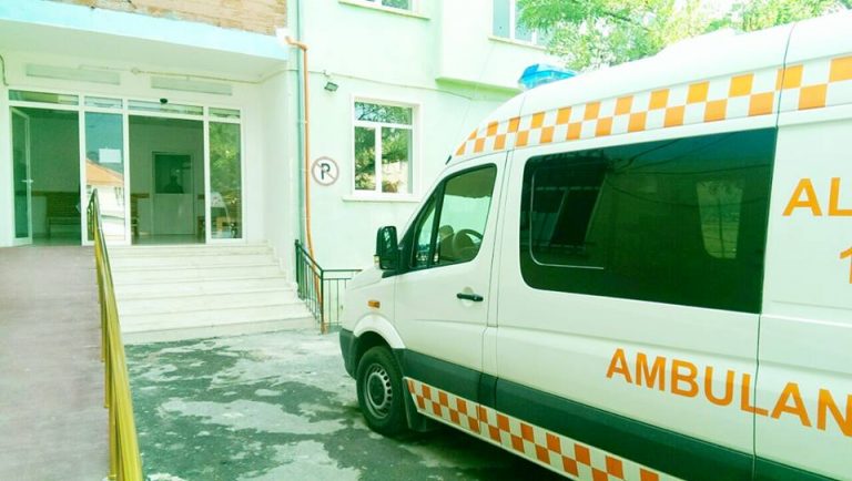 HUMBI TRINJAKËT SE S’KISHTE MJEK/ Drejtori i spitalit Bulqizë: Ndërhymë t’i shpëtonim jetën gruas