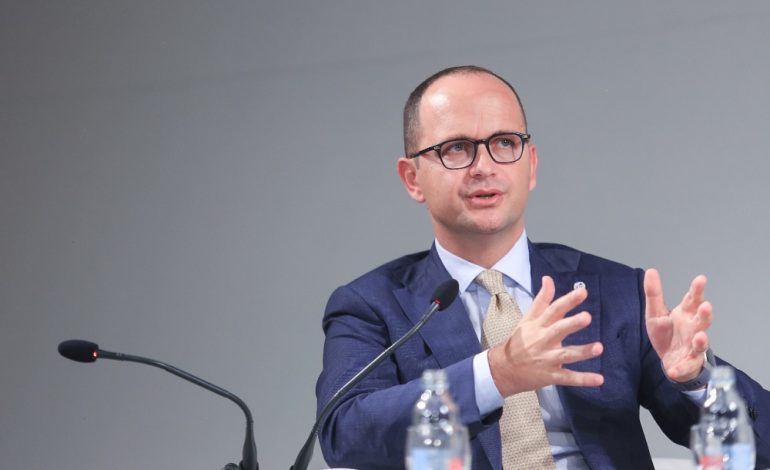 URIMI PËR VITIN E RI/ Bushati ka një mesazh: Duhet ta dëgjojmë më tepër njëri-tjetrin