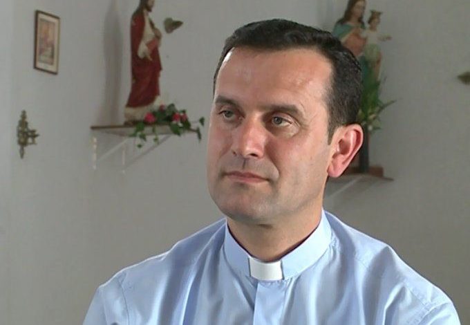 “MOS IA VDISNIN NËNËN, E AS TË ATIN…”/ Mesazhi i ndjerë i Dom Gjergj Metës për vrasjen e 17-vjeçares