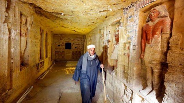 I MBUSHUR ME SKULPTURA DHE…/ zbulohet varri 4400 vjeçar në Egjipt