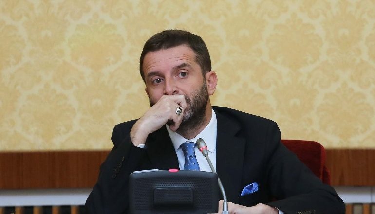 “TË DUA SHUMË DIANË”/ “Miq të nderuar, lëreni metrin e unit; gëzohuni që tani do të keni edhe një derë tjetër të çelur!”