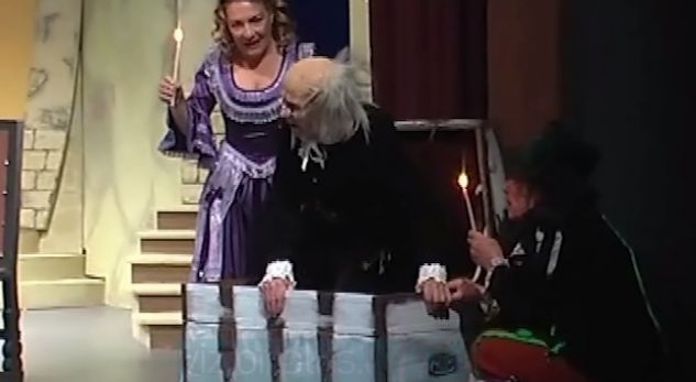 U SUPRIZUAM/ Aktori i madh shqiptar ngjitet në skenë për të performuar “Kopracin”