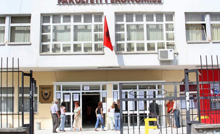Fakulteti i Ekonomisë PEZULLON pagimin e tarifave deri në plotësimin e 8 kërkesave për studentët